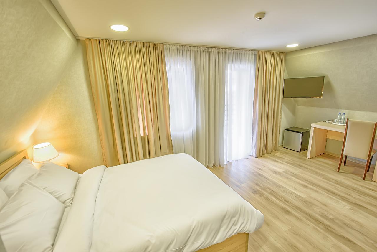 Green Corner Hotel Тбилиси Екстериор снимка